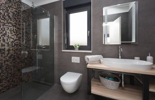 Moderne Villa mit Privatpool, Meerblick, Babybett, BBQ, klimatisierte Schlafzimmer - perfekt zum Biken - Photo 28