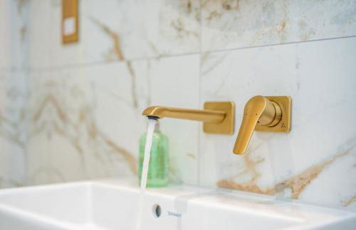 Dragon Suites Luxury Apartments at Rutland Square - Photo 12