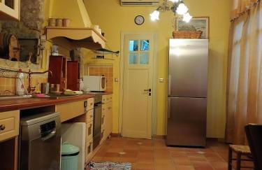 Large Stone Villa with garden. - Foto 14