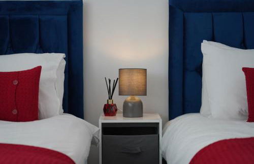 Rare find - new build 3 bedroom house near Cheshire Oaks - Photo 23