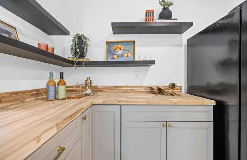 Sapphire Bloom, Boutique Lake Retreat with Hot tub - Foto 16