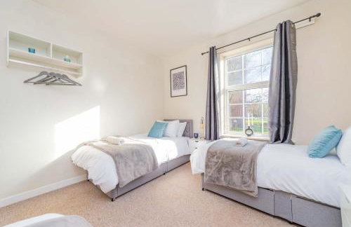 Central Townhouse Wolverhampton - Sleeps 8 - Ideal for Contractors & Families - Foto 12