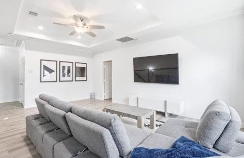 O18B Spacious 3BR Home Sleeps 10 With 2 Living Areas - Foto 31