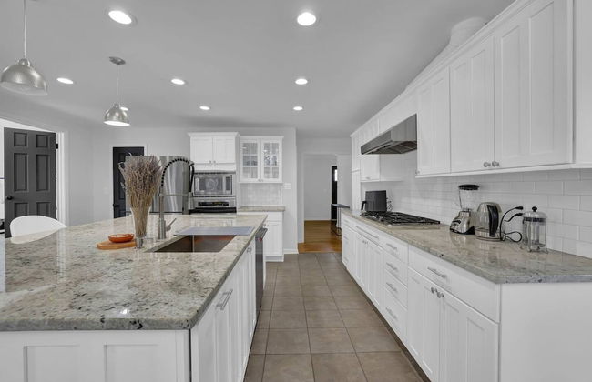 Chamblee Retreat 3BR Home w Spacious Porch - Foto 20