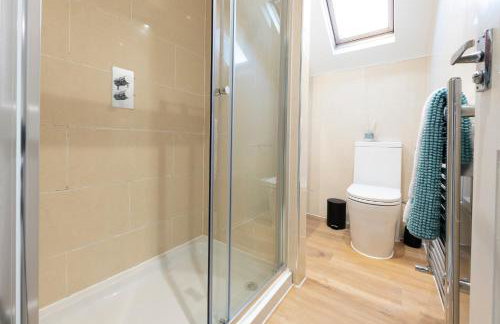 Spacious 2 Bedrooms House Near Leeds Centre, Free Parking, Ideal for Contractors & Long Stays - NordStay - Photo 14