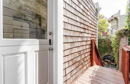 Charming Victorian Oasis with an Elegant and Spacious Haven - Foto 39