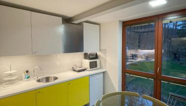 DOMKI w LESIE NAD RZEKĄ - Foto 5, minibar