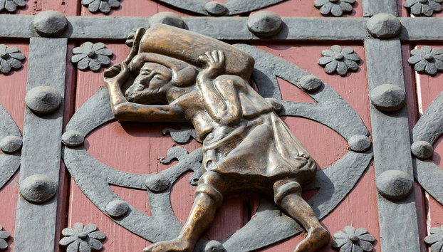 Visita guiada por la basílica de Santa María del Mar - Foto 3, Figura de un bastaixo en la puerta de Santa María del Mar