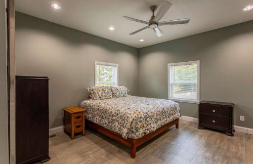 3BR House By Lake with BBQ Fire Pit & EV Charger - Foto 18