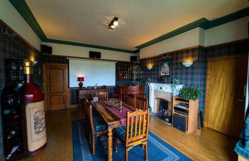 Stunning Central Villa by Golf Course & Beach - Foto 35