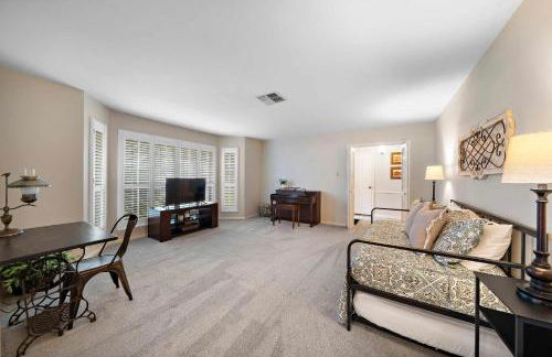 Relax and Play 3BR Retreat w Sunroom - Foto 19