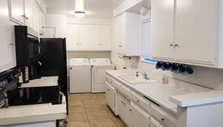 Private, Spacious, 4x Queen, 300 MBPS Internet with Backyard! - Photo 5, stove, minibar