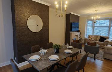 NEW 4 Beds Huge Driveway for LWBs Group Base Willenhall Bilston Junction 10 M6 A454 Keyway Junction A463- Wolverhampton Walsall--Bloxwich - I54 Business Park-Molineux Stadium - BY Samina - ARZ Stays - Regular Work & Long Stays Available - Foto 13