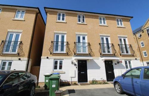 5 bed and 3 bath house in London - Photo 2