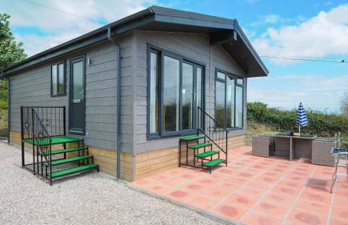 Midway Lodge - Photo 3