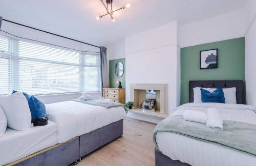 Classic 4 Bedroom House in Wirral with WiFi & Parking Sleeps 9 by PureStay - Foto 37