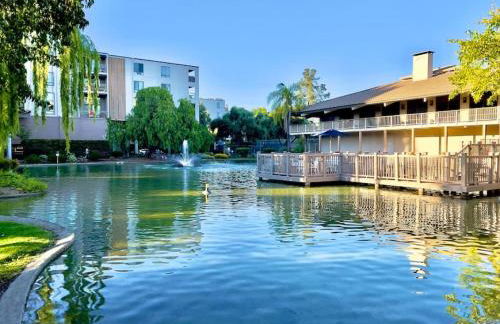 KeyLuxe, Luxury Apartment with Jacuzzi, Pool, Gym, Tennis in Walnut Creek - Photo 9