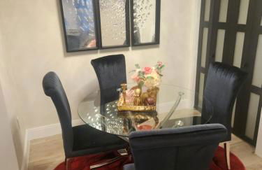 Shrewsbury King Suite | 100in TV + Shower - Foto 1