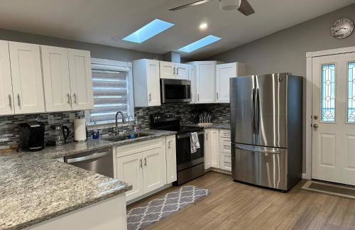Stylish 3 BR Entire Home NearTown & Beach with Pool Table & King Bed - Foto 22