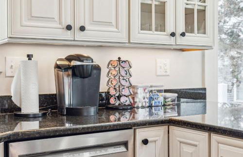 Seaside Serenity Steps to Beach Deck & Porch - Foto 21