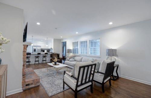 Group Getaway 6BR Near Fort Benning Huge Kitchen Private Yard - Foto 13