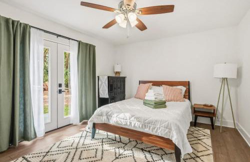 Boho Retreat with 2 Masters and Plenty of Space - Foto 38
