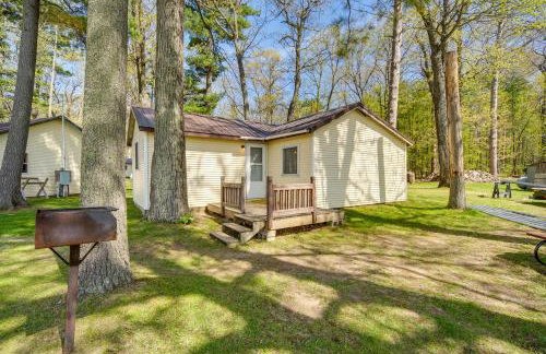 Stone Lake Cabin with Private Deck and Fire Pit! - Foto 1