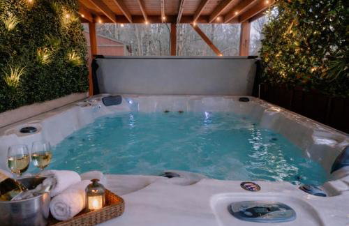 WOW!! Ultimate Pocono Retreat Hot Tub, Game Room, Fire Pit, Near Lakes & Hiking! - Foto 3