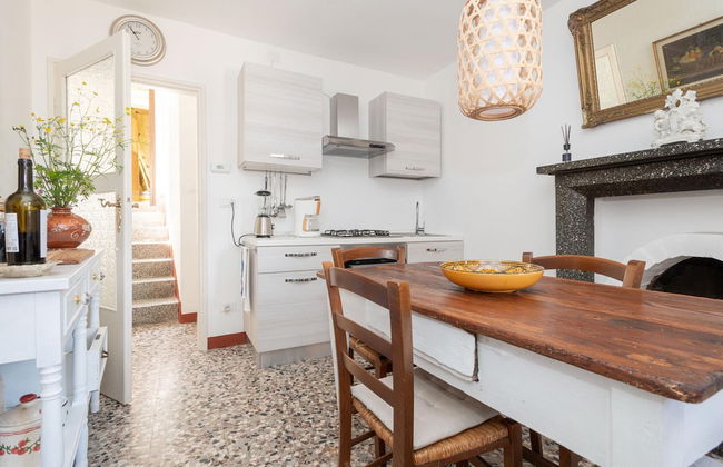 Cottage on the Lake in Lezzeno - Photo 1