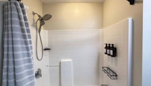 Vibing Hudson Retreat Pet-Friendly w Hot Tub - Foto 3