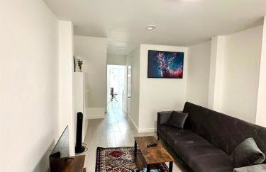 Charming Two-Bedroom Retreat-Garden Oasis Near Central London & Transport Links - Foto 6
