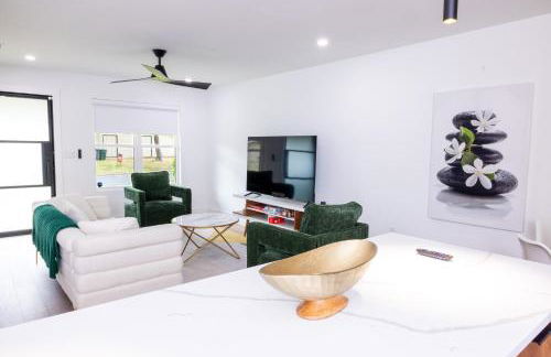 Luxe Retreat, Modern Gem with Private Backyard Oasis - Foto 1