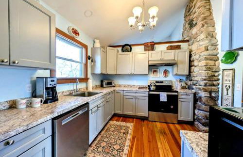 Picturesque Waterfront Cottage with Waterfall Views, Fireplace & Deck, Near Acadia National Park in Gouldsboro, Maine - Foto 3