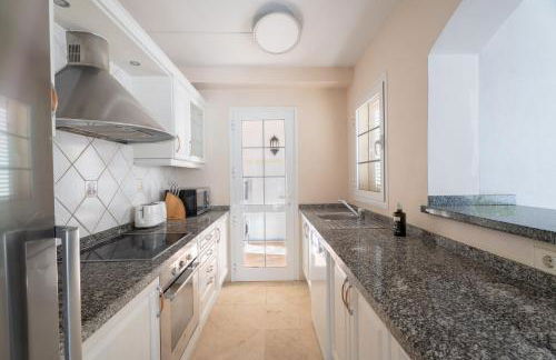 La Caleta Luxury Seaside Villa with 3 Bedrooms and Private Pool - Foto 35