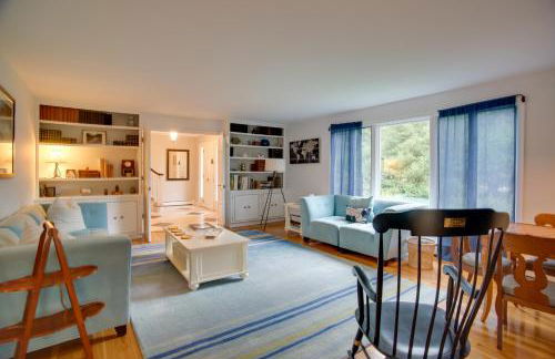 Deck and Grill, Walk to Beaches! Falmouth Retreat - Foto 2