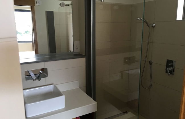 Immaculate Two Beds Luxury Marina Apartment - Photo 15