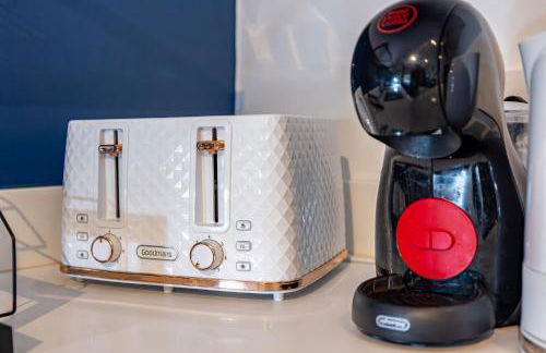 Modern 2-Bed Apartment - Near Train and Town - Parking Available - Foto 14