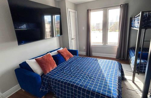 Luxury Downtown Home w Rooftop Deck in the Skyline - Photo 51