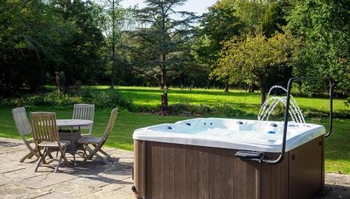 Countryside Retreat packed with Activities Tennis including Hot Tub, BBQ, Darts - Foto 4, Garden, Garden view