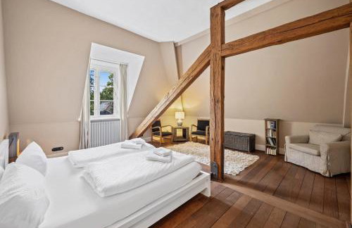 GUT KLETKAMP "Penthouse im Schloss" - Premium-Ferienwohnung mit 5 Schlafzimmern auf 400qm I Kamin I 2 Wohnzimmer I Garten & Terrasse I Wald- und Seeblick I Profi-Küche I 15 Min zur Ostsee I Parkplätze I WLAN - Foto 11