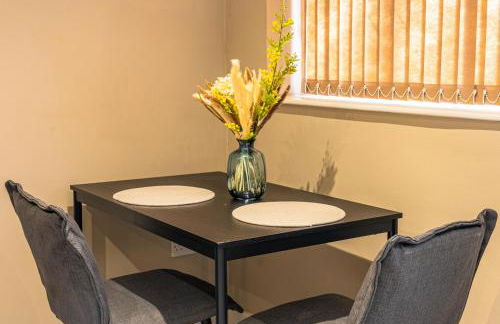 Stylish Flat in Wolverhampton - Short and long Stay with Free Parking - Photo 13