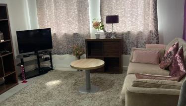Chic 2 Bed Apartment with Free Parking- Recently Redecorated, 10 Minutes to City Centre - Foto 5