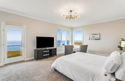 Oceantfront Estate with Luxury Kitchen & Game Room - Photo 12