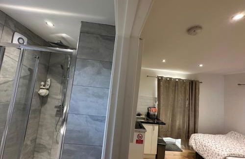 1st Studio Flat With full Private Toilet And Shower With its Own Kitchenette in Keedonwood Road Bromley A Fully Equipped Independent Studio Flat - Photo 62