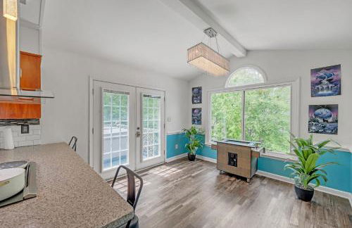 Firepit Games Grill Hot Tub Arcade & King Bed - Photo 69