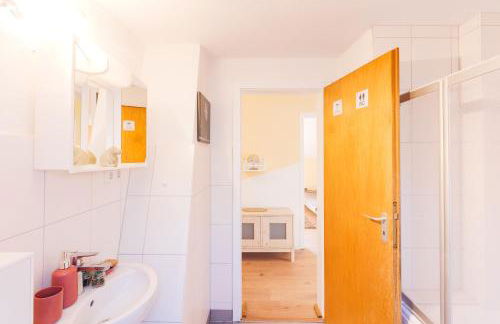 - Savanna Lodge Deluxe with Exclusive Design - Apartment 75sqm - Central Location - Terrace with View - Completely Renovated 2024 with Smart TV & Netflix - Separate Kitchen - Free Parking - Near Airport & Train - Photo 20