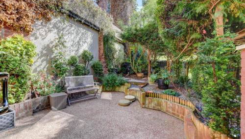 Courtyard Cottage with free onsite parking, garden, short flat walk to town - Foto 2