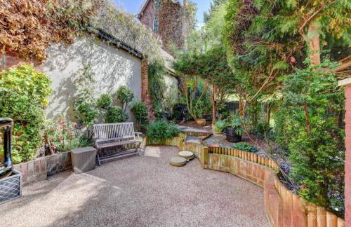 Courtyard Cottage with free onsite parking, garden, short flat walk to town - Foto 2