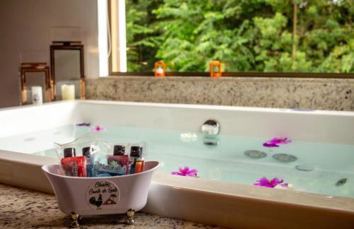 Chalé Canto do Galo 2 - Hidro da Jacuzzi, Lareira Ecológica, Cozinha Completa, Wi-Fi 80mbps, próximo a comércio local e relaxando ao som do riacho - Photo 18