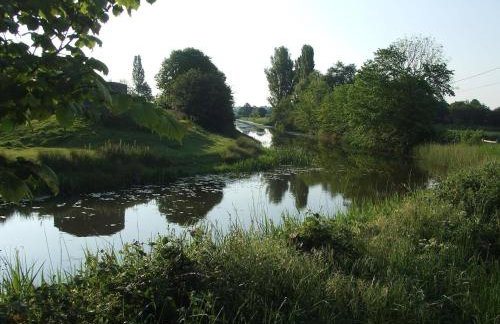 Charming Cottage in Romney Marsh Britain with Wooden Deck - Photo 27